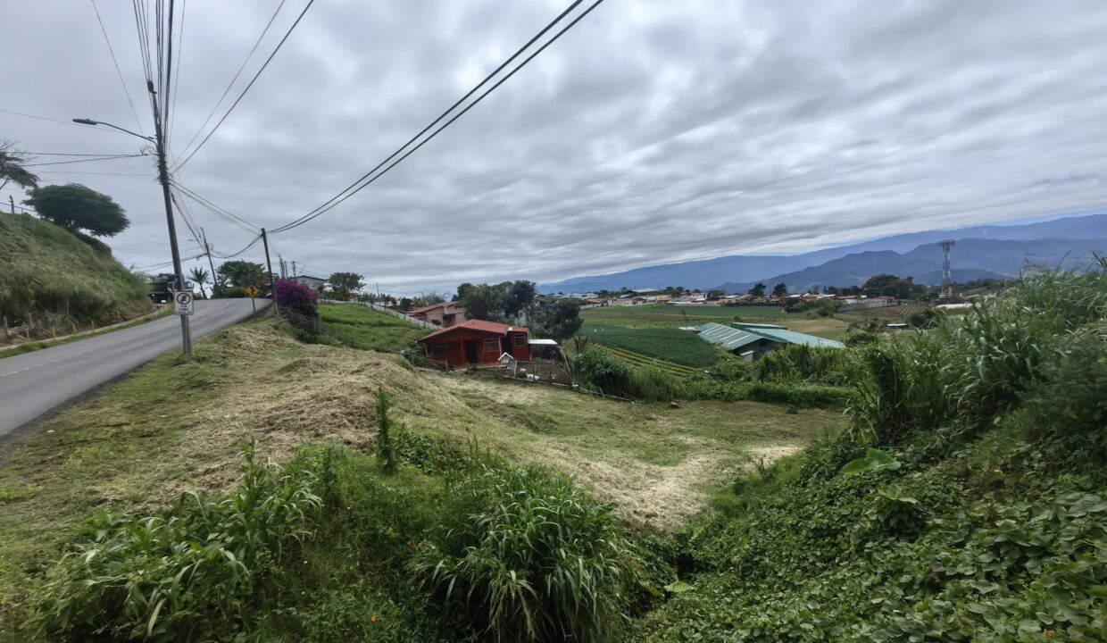 WhatsApp Image 2025-11-27 at 18.59.38 (1)